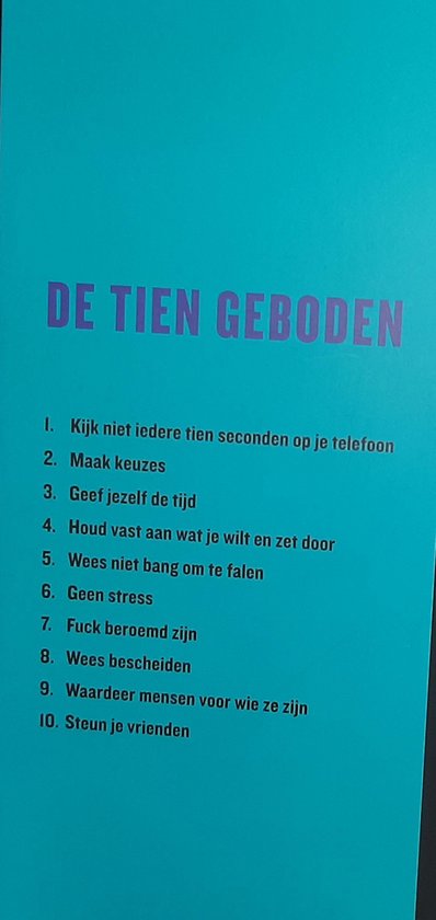 Lijst met 'De Tien Geboden' voor millennials, zoals 'Kijk niet iedere tien seconden op je telefoon' en 'Geen stress'.