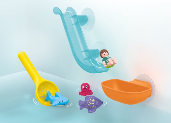 Blauwe glijbaan met figuurtje dat erop glijdt, oranje bakje, gele schep met blauwe haai, paarse vis en rode octopus.