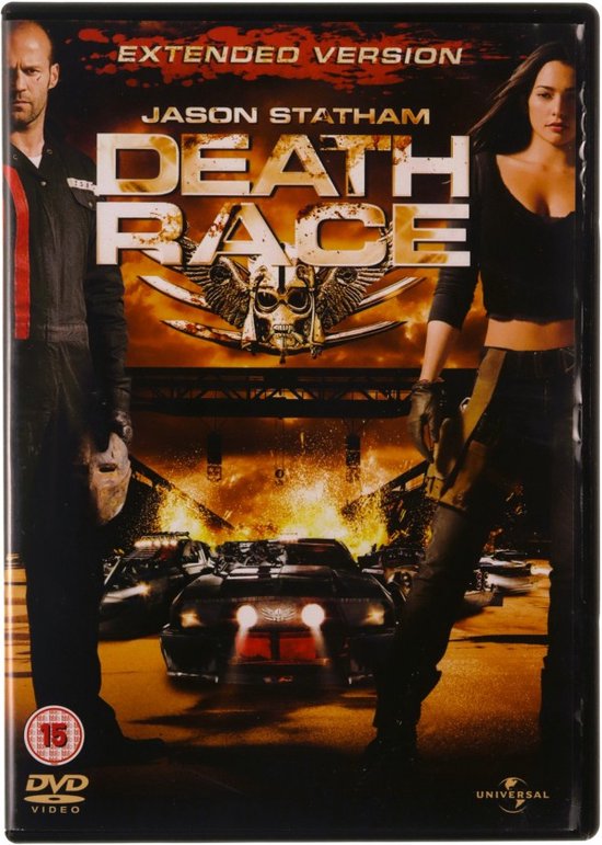 Jason Statham en een vrouw staan voor snelle auto's in "Death Race".