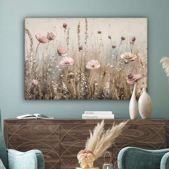 Een schilderij met roze bloemen en grassen op een beige achtergrond, boven een kast.