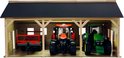 Houten landbouwloods met zwarte dak. Rode tractor, groene tractor en rode aanhanger.