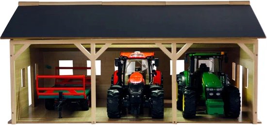 Houten landbouwloods met zwarte dak. Rode tractor, groene tractor en rode aanhanger.