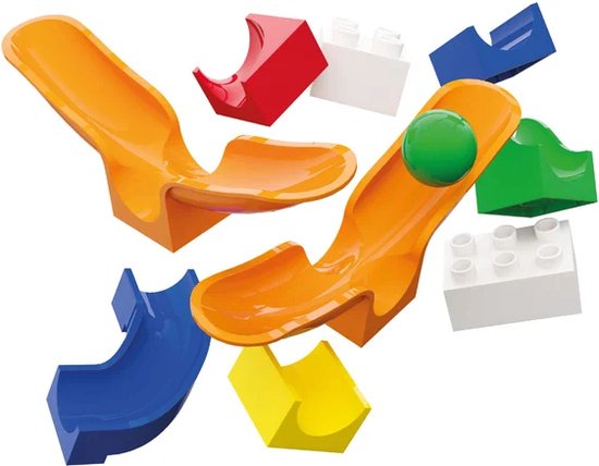 Twee oranje glijbanen, blauwe, rode, groene en gele bochten en witte bouwstenen met een groene bal.