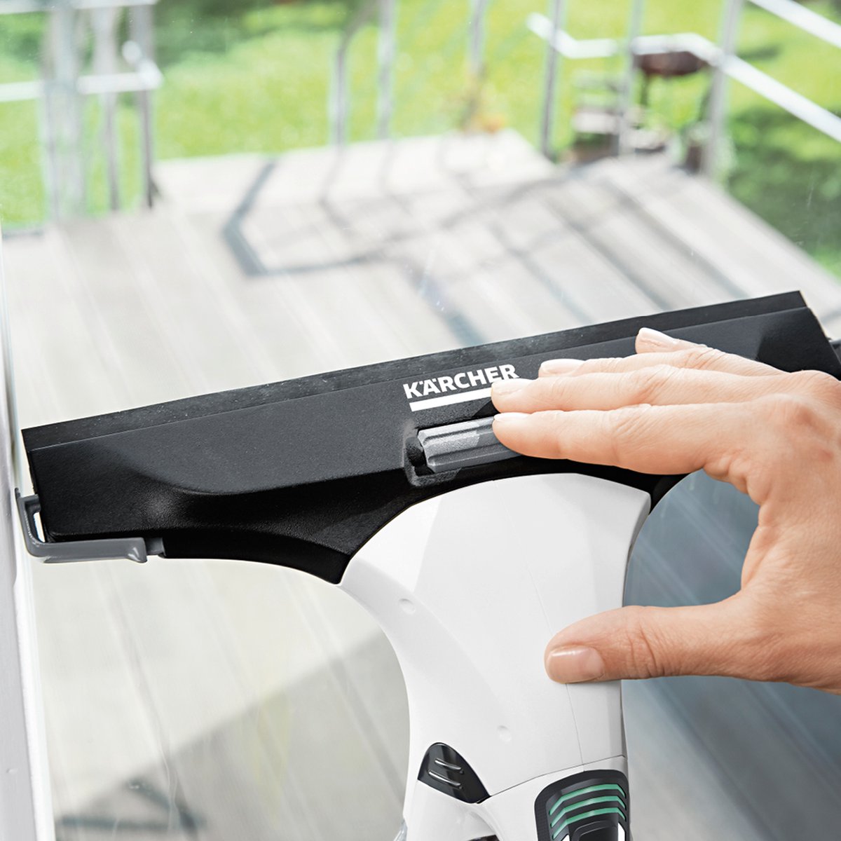Kärcher WV 5 Plus N Battery Ruitenreiniger - Extra verwisselbare accu met laadstation - Looptijd accu 35 min. - Verwisselbare accu - Werkbreedte 170/280 mm - Incl. smalle zuigmond, sproeiflacon, microvezeldoek en reinigingsmiddelconcentraat thumbnail 5