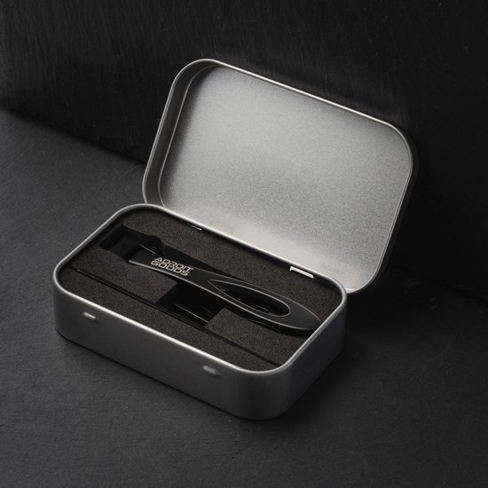 Zwarte nagelknipper met 'ADROIT GOODS' logo in een metalen opbergdoosje met schuimrubberen inzet.