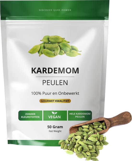 Verpakking met 'KARDEMOM PEULEN' tekst. Groene kardemompeulen op de verpakking en een houten schep.