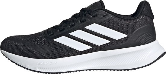 Zwarte sneaker met witte Adidas stripes op de zijkant en een witte zool.