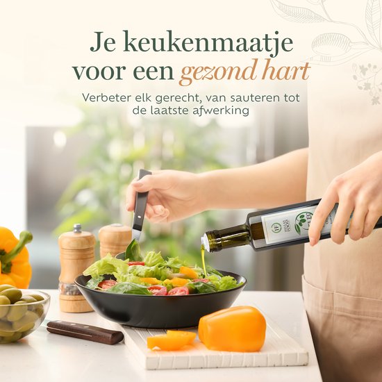 Keuken scène, hand giet ELEO olijfolie in salade. Groene fles met groen-wit etiket.