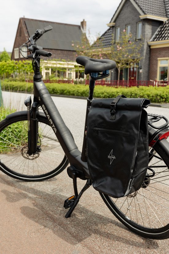 Zwarte Sparta e-bike met een zwarte zadeltas, geparkeerd in een buitenwijk.