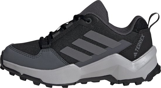 Zwarte wandelschoen voor kinderen met grijze Adidas strepen en Terrex logo op de hak.