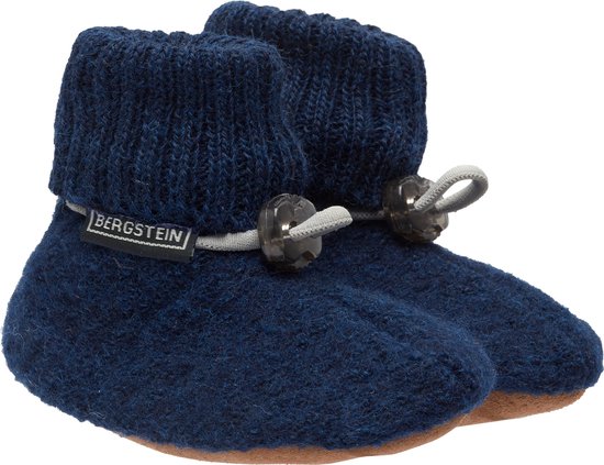 Donkerblauwe wollen babysloffen met gebreide boorden, koordjes met knoopjes en Bergstein labels.