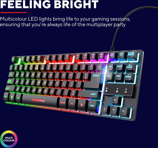 Zwart gaming toetsenbord met meerkleurige LED-verlichting, QWERTY-indeling, getoond in een donkere omgeving.