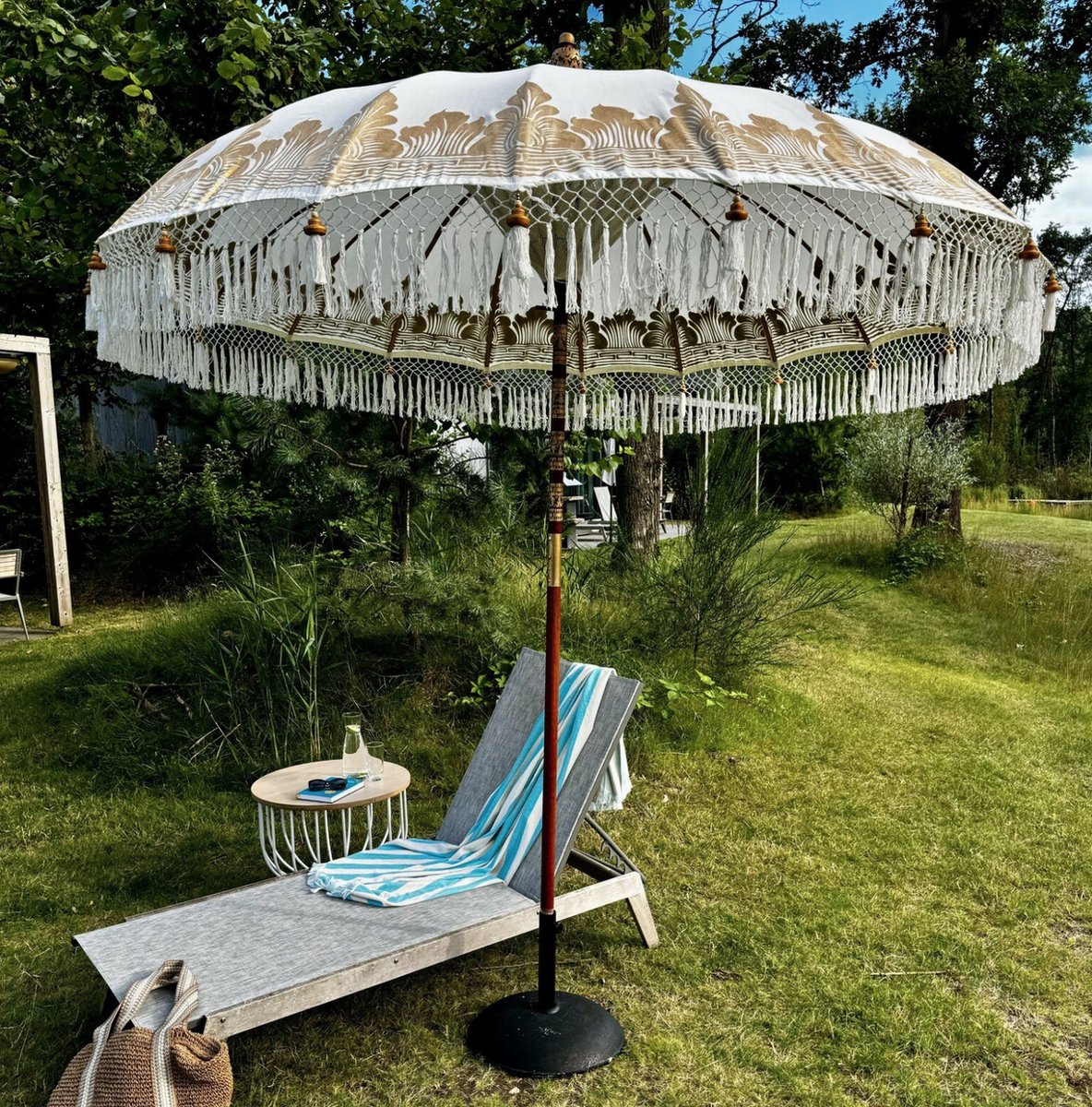 Handgemaakte Crème/Gouden Bali Nusa Penida Parasol - Luxe Bohemian buitenparasol voor zonbescherming op tuin-terras.