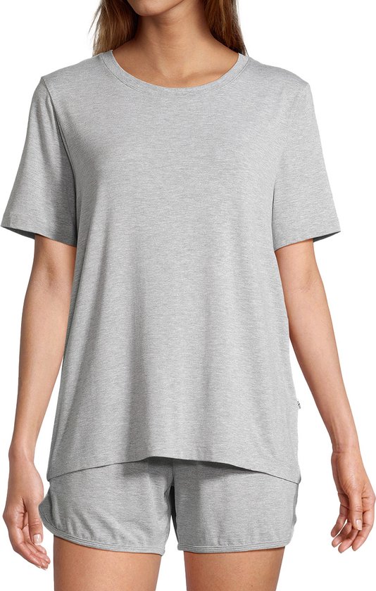 Grijze pyjamaset met een T-shirt met korte mouwen en shorts, gedragen door een vrouw.