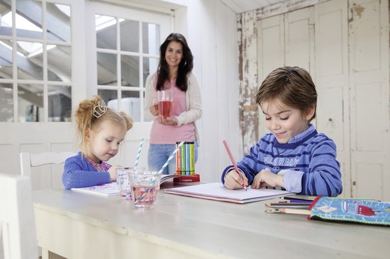 Moeder met twee kinderen aan een tafel. Kinderen tekenen, moeder houdt een glas drinken vast.