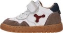 Witte sneaker met bruine suède details, rode Y-vormige applicatie, klittenbandsluiting en gummen zool.