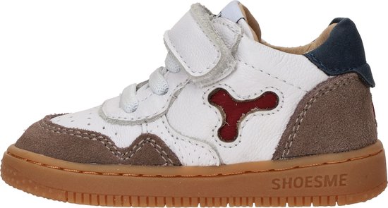Witte sneaker met bruine suède details, rode Y-vormige applicatie, klittenbandsluiting en gummen zool.