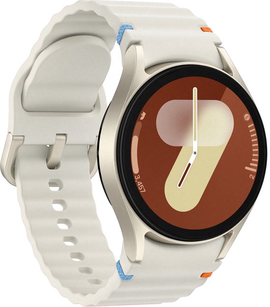 Crèmekleurige smartwatch met wit gegolfd bandje en oranje en blauwe accenten.