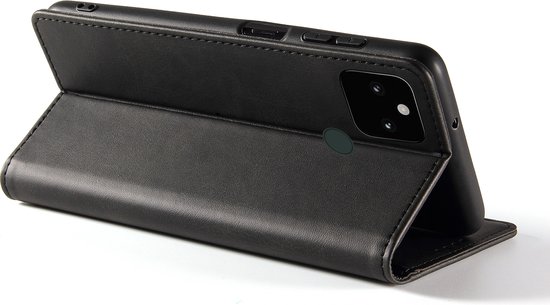 Zwarte telefoonhoes, opengeklapt, als standaard, met telefoon erin.