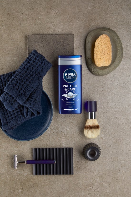 NIVEA MEN Protect & Care douchegel fles met een scheermes, scheerkwast, loofah en donkerblauwe handdoek.