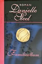 Boek "Familiealbum" van Danielle Steel. Zwart met donkerblauwe, bekrast ogende achtergrond, rode zijkant en een gouden medaillon.