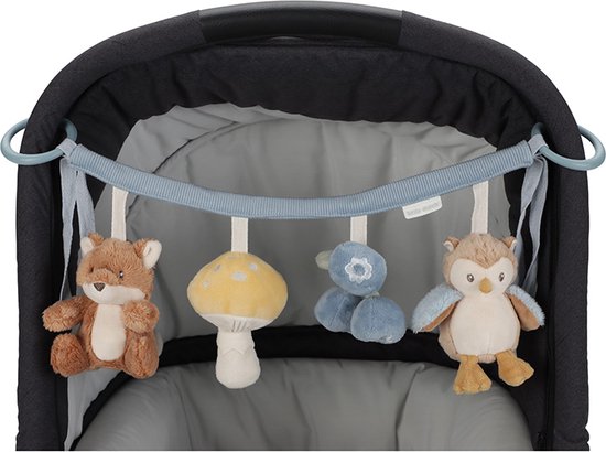 Grijze kinderwagen met wagenspanner met vos, paddenstoel, bosbessen en uil.