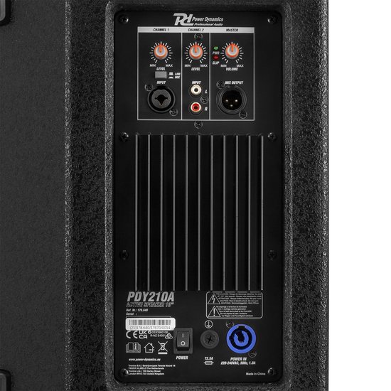 Achterpaneel van de PDY210A actieve speaker met aansluitingen, bedieningselementen en koeling.