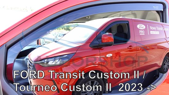 Donker getinte zijwindschermen gemonteerd op een rode Ford Transit Custom II / Tourneo Custom II.