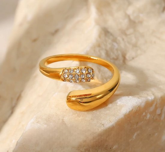 Zilveren ring met verschillende slijpvormen zirkonia stenen