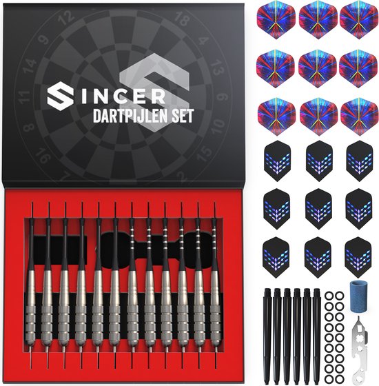 Zwarte SINGER dartpijlendoos met rode voering. Bevat 12 dartpijlen met zilveren barrels, zwarte shafts en dartflights. Losse dartflights, shafts en accessoires liggen ernaast.