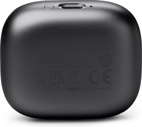 Achterkant van een gesloten, mat zwart JBL oplaadcase met diverse keurmerken.