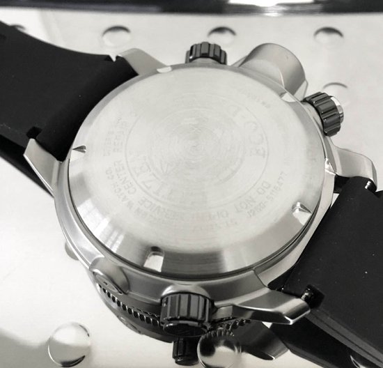 Achterkant van een zilverkleurig Citizen horloge met zwarte band.