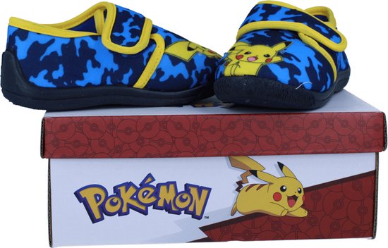 Blauwe pantoffels met camouflageprint en Pikachu op de doos.