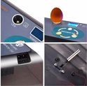 Close-ups van de broedmachine: LED-lampje, temperatuurdisplay, stroomaansluiting en sensor.