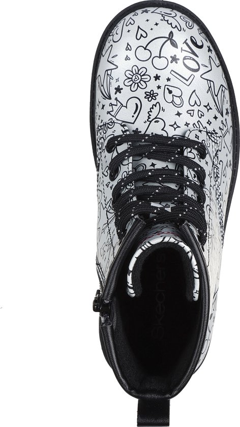 Zilveren laars met veters en rits, bedekt met zwart-witte doodle-print van hartjes, sterren en bloemen.