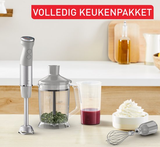 Grijze Tefal staafmixer met hakmolen, maatbeker, glas met rode drank en een kom met slagroom.