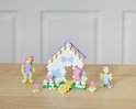 Een Plus-Plus huis met figuren en bloemen, in pastelkleuren.