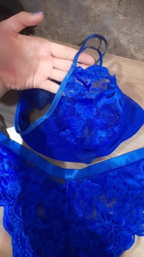 Blauw kanten lingerie setje, met satijnen bandjes.