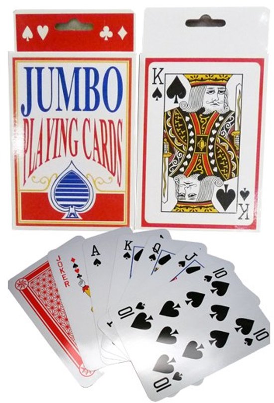 Twee pakken speelkaarten, één met "JUMBO PLAYING CARDS" en een rode rand, en één met een koning met een schoppen op de voorkant. Kaarten liggen er voor.