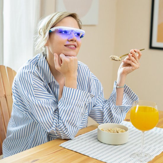 AYOlite lichttherapiebril - Inclusief bioritme-app - Vergelijkbaar met de krachtigste daglichtlampen - Veilig getest voor de ogen (IEC 62471 No Risk) - UV- en infraroodvrij - 100% bewegingsvrijheid - Stijlvolle en effectieve daglichtbril