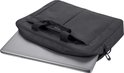Zwarte laptoptas met rits, handvatten en een laptop die er gedeeltelijk in zit.