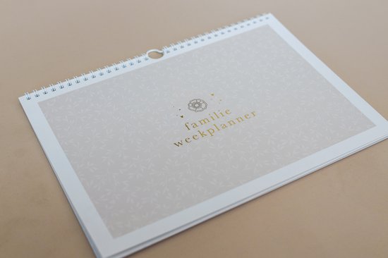 Weekplanner met spiraalbinding, pastelkleurig bladerpatroon en gouden tekst 'familie weekplanner'.