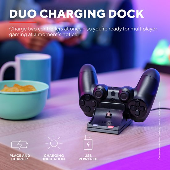 Zwarte laaddock voor twee controllers, met een PlayStation 4 controller erop geplaatst. Indicatielampjes aan.