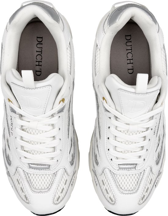 Bovenkant van twee witte sneakers met zilveren details, mesh en veters.