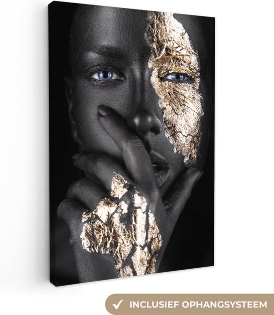 Unieke afbeelding van een vrouw met gouden tinten Haar hand is ook weergegeven met gouden gloed Het portret is gemakkelijk te combineren door de kleuren zwart en goud 80x120 cm - Foto print op Canvas schilderij (Wanddecoratie woonkamer / slaapkamer)