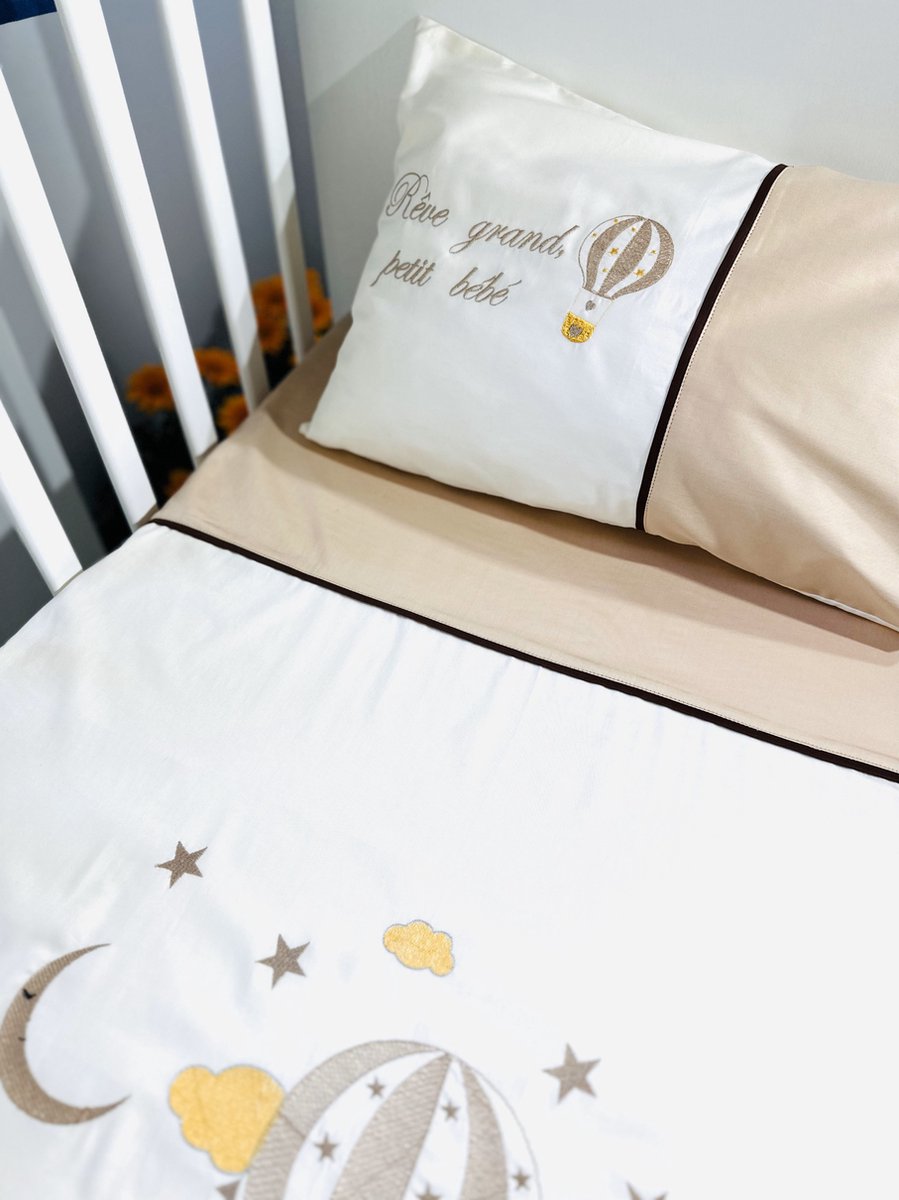Gepersonaliseerde geborduurde kussensloop voor kinderen met een luchtballon en een toewijding/Personalized embroidered Pillowcase for Children with a hot-air-balloon and a dedication 35x50 cm