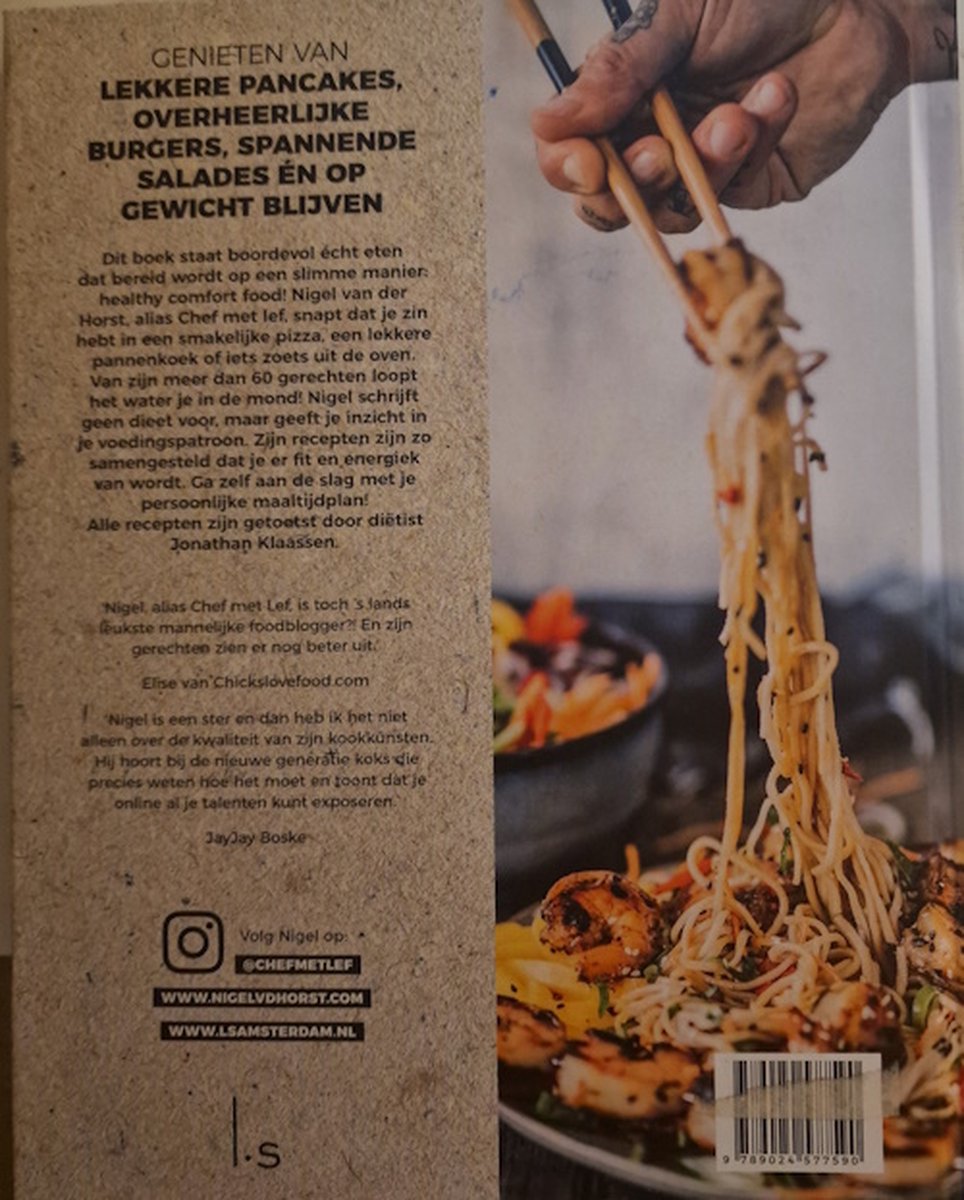 Een paar handen met tatoeages eet noedels met garnalen met eetstokjes. 'Chef met Lef'.