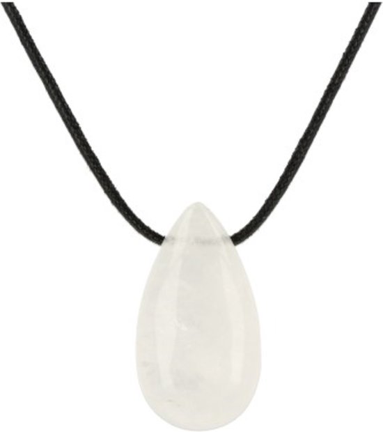 Druppelvormige bergkristal hanger aan zwart koord.