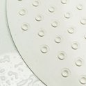 Gedetailleerde close-up van de textuur van de witte antislipmat met cirkelvormige inkepingen.