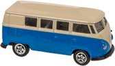 Deze retro modelauto Volkswagen T1 Bus uit 1963 is een echte musthave! De afmeting is 7,5cm x 3cm. Deze miniatuur auto is pure nostalgie. Een verzamel object, maar ook leuk speelgoed voor kinderen. Erg leuk voor uzelf of om als cadeau te geven.